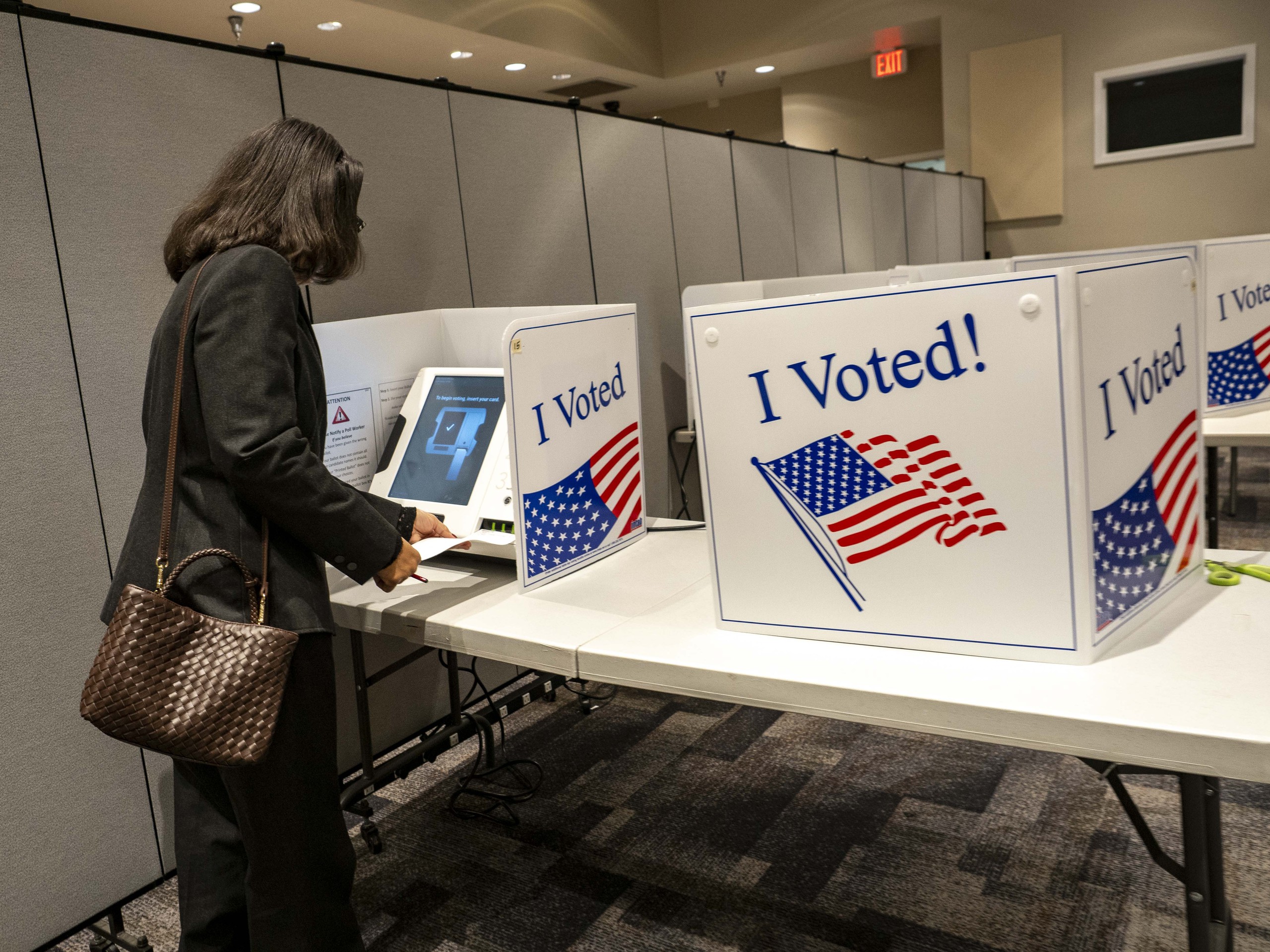 Cử tri đi bỏ phiếu sớm tại bang Arkansas ngày 19-10 - Ảnh: REUTERS