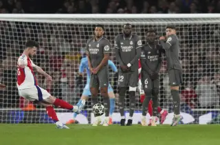 Declan Rice ghi bàn đá phạt trong trận Arsenal thắng Real Madrid 3-0 ở lượt đi tứ kết Champions League trên sân Emirates, thành phố London, Anh ngày 8/4/2025. Ảnh: AP