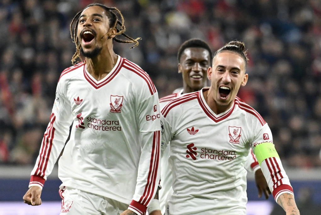 Bradley Barcola (trái) mừng bàn với Kostas Tsimikas trong trận Liverpool thắng LASK 6-3 ở lượt hai vòng phân hạng Champions League tại Linz, Áo ngày 14/10/2026. Ảnh: AP