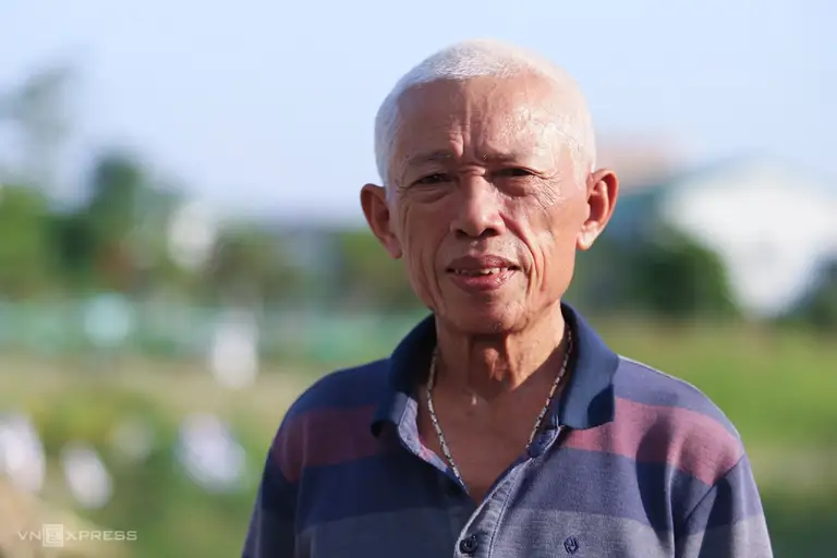 Ông Cừ chia sẻ về hành trình đưa thi hài đi hỏa táng. Ảnh: Đức Hùng