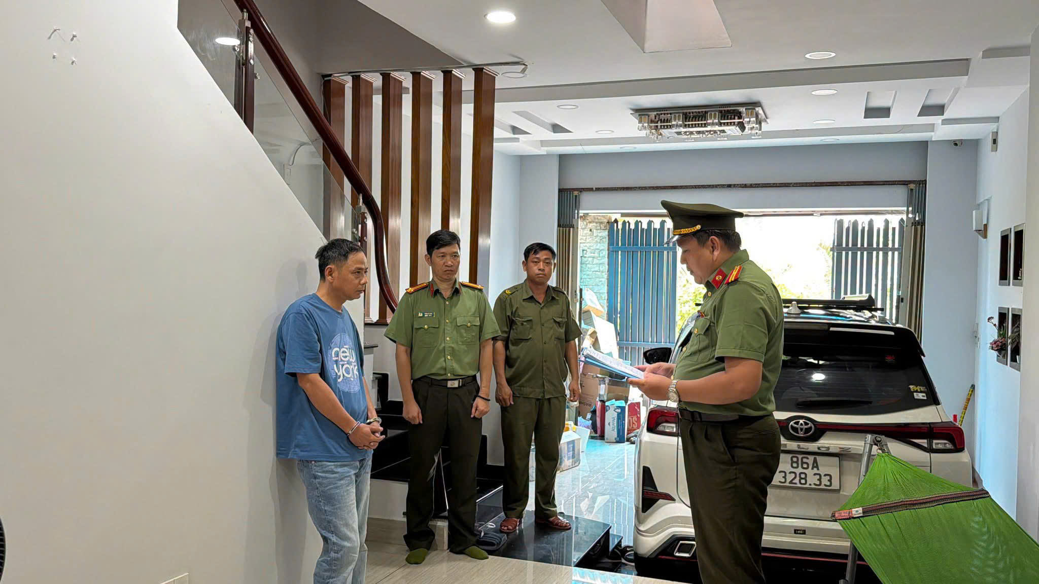 Nguyễn Hoàng Tuấn bị Công an tỉnh Đồng Tháp khởi tố