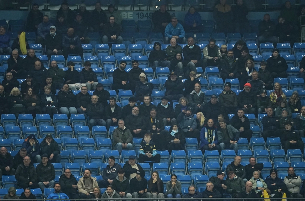 Nhiều ghế trống trên khán đài sân Etihad trong trận Man City thắng AEK Athens 5-1 ở lượt ba vòng phân hạng Champions League ngày 20/10/2026. Ảnh: AP
