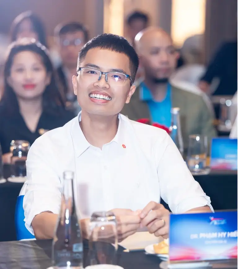 TS Phạm Hy Hiếu, chuyên gia AI người Việt từng làm việc tại Google Brain, xAI và OpenAI, hiện là Giám đốc Khối Chuyển đổi Trí tuệ Nhân tạo của Techcombank sẽ đồng hành cùng các thí sinh AI Thực chiến mùa 2