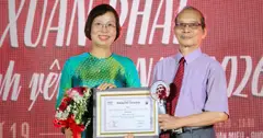 Nhà thơ Bằng Việt nhận Giải thưởng Bùi Xuân Phái