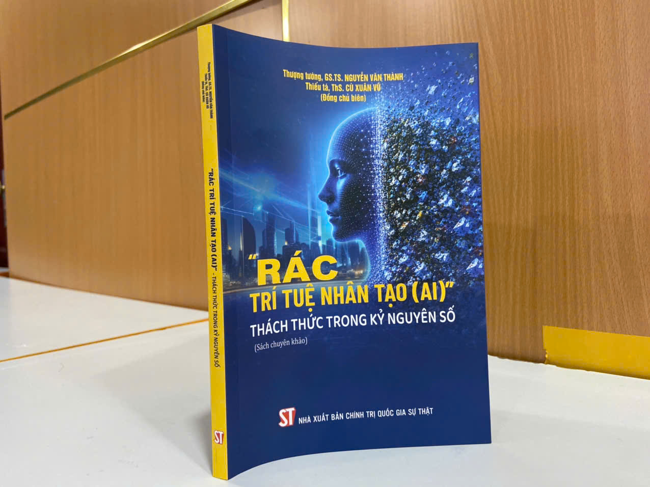 Cuốn sách ‘Rác trí tuệ nhân tạo (AI) - Thách thức trong kỷ nguyên số’ - Ảnh: THIÊN ĐIỂU