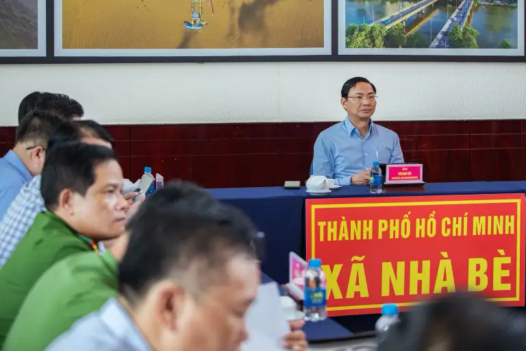 Cán bộ xã Nhà Bè, TP HCM, tháng 6/2026. Ảnh: Phùng Tiên