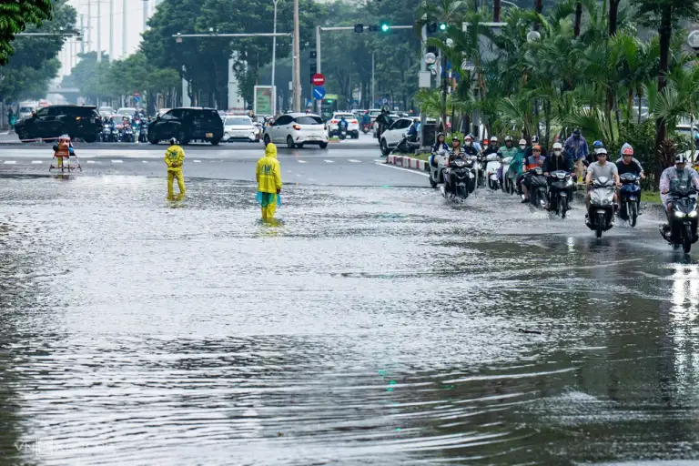 Ứng trực trên đường Dương Đình Nghệ chiều 17/9. Ảnh: Tùng Đinh