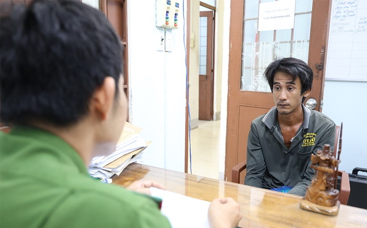 Công an tỉnh An Giang lấy lời khai đối với Lâm Tuấn Cường để làm rõ hành vi cướp tài sản