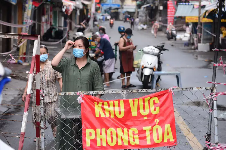 Tiếp sau đó là những ngày phong tỏa dai dẳng. Trong ảnh là đường Phan Văn Hân, quận Bình Thạnh cũ, TP.HCM bị phong tỏa (ảnh chụp chiều 23-7-2021) - Ảnh: QUANG ĐỊNH