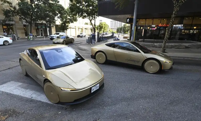 Ba chiếc Tesla Cybercab xuất hiện trên một góc phố trong tháng 9 ở Austin, Texas, Mỹ. Ảnh: Zuma Press