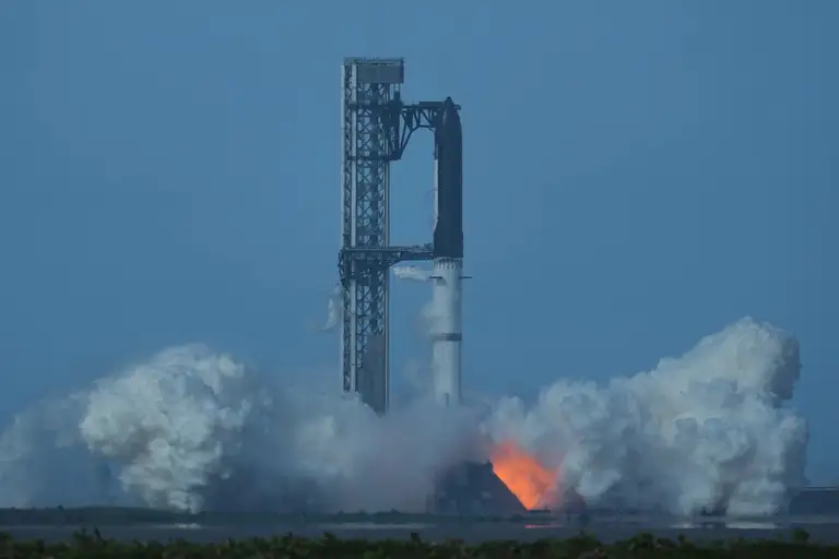 Tàu vũ trụ Starship của SpaceX cao 124m, là tàu vũ trụ lớn nhất thế giới - Ảnh: AP