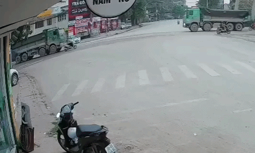 Xe tải chèn qua người đi xe máy tạt đầu