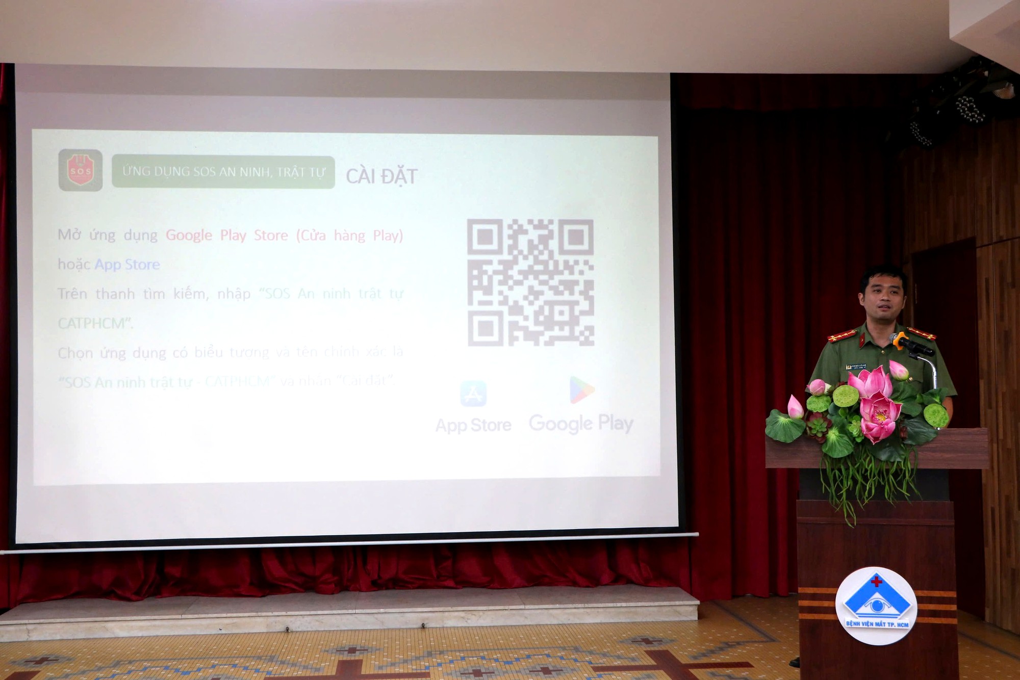 Công an TP.HCM khuyến cáo người dân cài đặt ứng dụng "SOS An ninh trật tự Công an TP.HCM" nhằm báo cáo, theo dõi sự việc vi phạm pháp luật kịp thời - Ảnh: THU HIẾN
