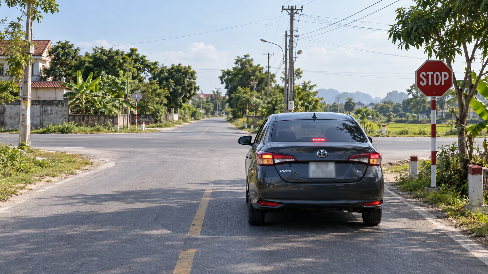 Gặp biển STOP, tài xế phải dừng hẳn trước vạch dừng hoặc trước biển báo rồi mới tiếp tục di chuyển khi bảo đảm an toàn