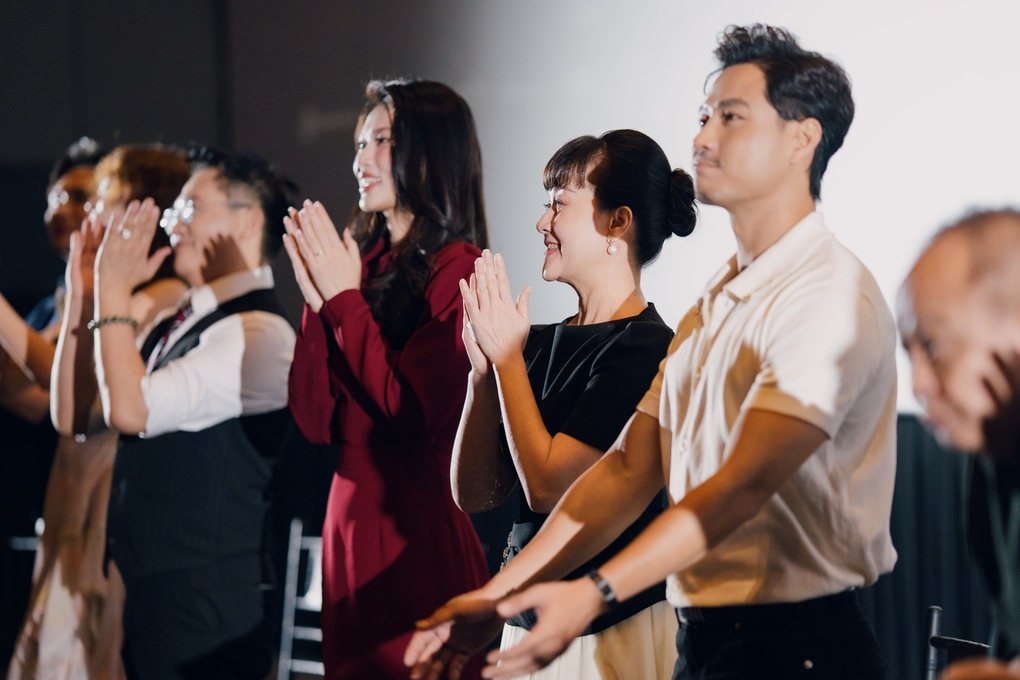 Vân Dung (thứ hai từ phải qua) cùng dàn diễn viên ra mắt công chúng. Ảnh: Hòa Phạm