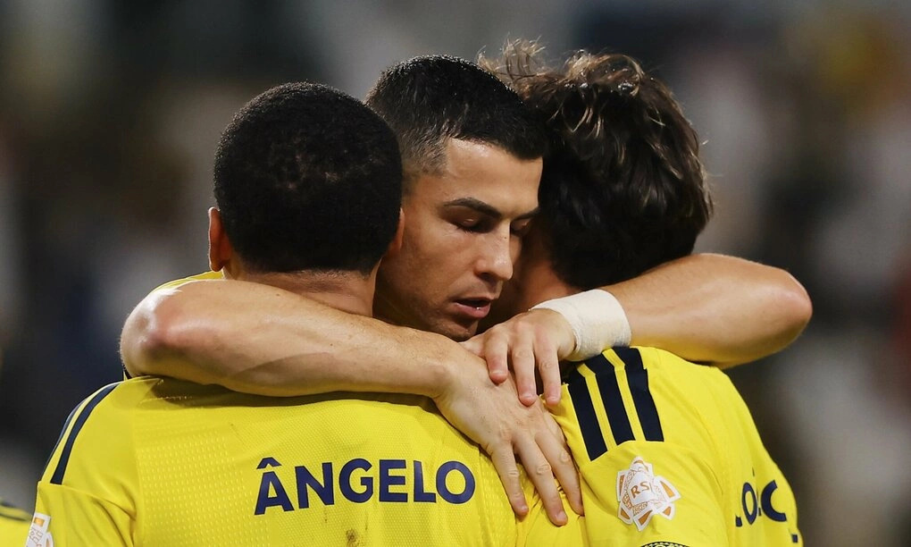 Ronaldo (giữa) ôm Angelo và Joao Felix - hai cầu thủ góp công vào bàn thắng cho Al Nassr trong trận gặp Neom ở vòng 10 Saudi Pro League trên sân Al Awwal Park, thành phố Riyadh, Arab Saudi tối 20/10/2026. Ảnh: Al Nassr