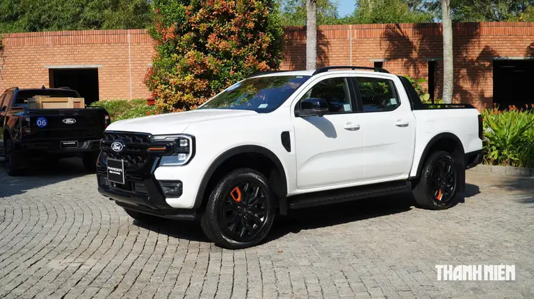 Ford Ranger với doanh số đạt 729 xe, giảm 244 xe so với tháng 7.2026 xếp ở vị trí thứ năm. Ford Ranger tại Việt Nam hiện có 2 biến thể, tương đương với nhiều phiên bản khác nhau. Sức hút từ kiểu dáng, trang bị tính năng cùng khả năng vận hành mạnh mẽ… là những yếu tố giúp Ford Ranger giữ được vị thế ở phân khúc xe bán tải. Với việc mới được bổ sung các phiên bản mới, Ford Ranger tại Việt Nam hiện có khá nhiều lựa chọn. Trong đó, các phiên bản Ranger có giá từ 715 triệu đến 1,039 tỉ đồng. Biến thể Ranger Raptor có giá từ 1,448 tỉ đồng