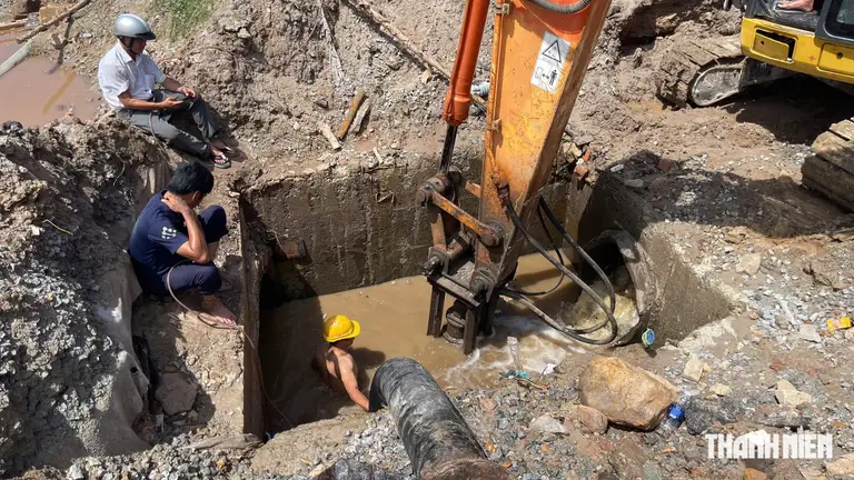 Công tác khắc phục sự cố vỡ đường ống cấp nước ở Phú Quốc gặp nhiều khó khăn