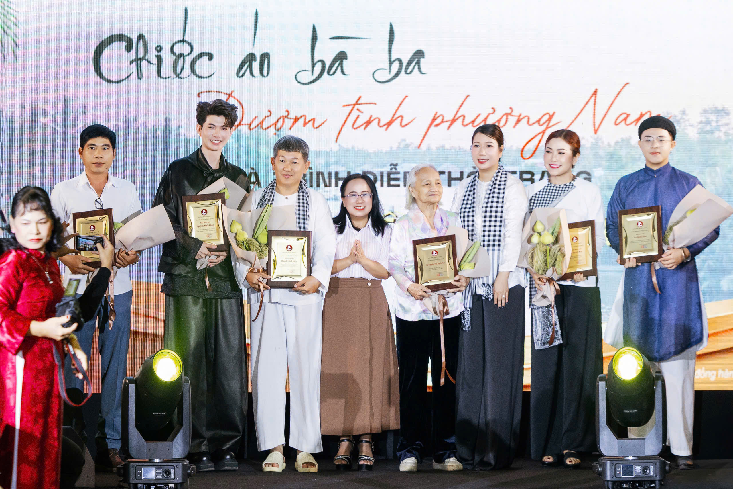Phó trưởng Ban Tuyên giáo Thành ủy TP.HCM Đinh Thị Thanh Thủy (giữa) và bà Phạm Thị Diệu - quyền Giám đốc Bảo tàng Phụ nữ Nam Bộ (thứ ba, từ phải vào) tặng hoa chúc mừng các nhà sưu tập, nhà thiết kế, các đơn vị - Ảnh: KIẾNG CẬN STUDIO