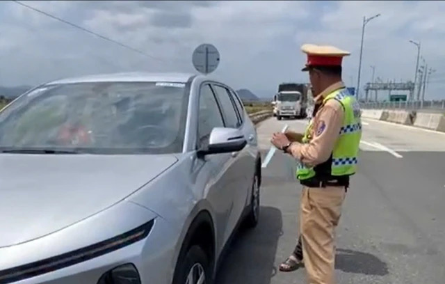 Tài xế đi sai làn dành riêng cho từng loại phương tiện có thể bị xử phạt khá nặng