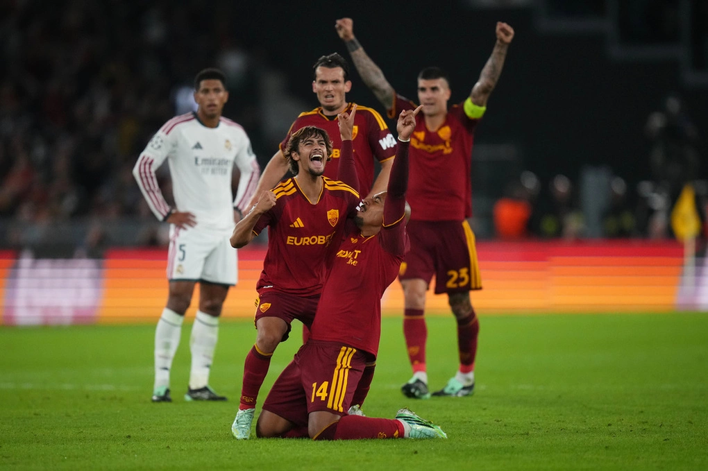 Malen mừng bàn nâng tỷ số lên 3-1 cùng đồng đội trong trận thua Real 3-4 ở vòng phân hạng Champions League trên sân Olimpico, Rome, Italy, ngày 14/10/2026. Ảnh: AP