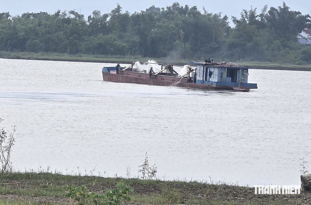 Tàu hút cát trái phép hoạt động ban ngày