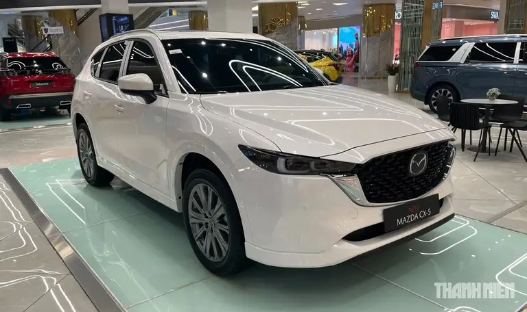 Mazda CX-5 tiếp tục xếp thứ hai với 1.092 xe đến tay khách hàng trong tháng 8.2026, giảm 137 xe so với tháng trước đó. Kiểu dáng thời trang, hiện đại tích hợp nhiều công nghệ tính năng… là những yếu tố giúp Mazda CX-5 tạo sức hút với khách hàng Việt Nam. Tất cả các phiên bản Mazda CX-5 hiện đang được THACO AUTO lắp ráp, phân phối với giá 749 - 979 triệu đồng