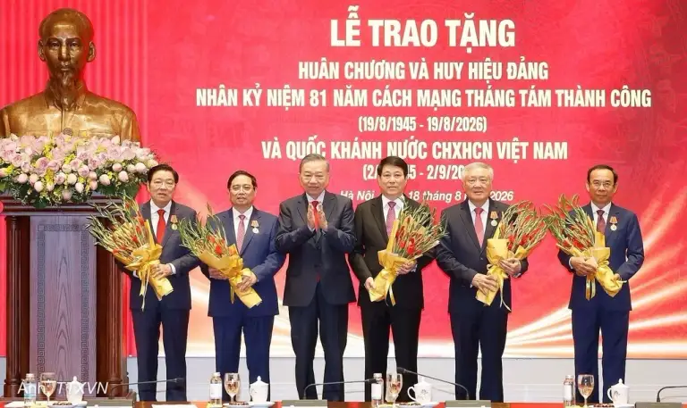 Tổng Bí thư, Chủ tịch nước Tô Lâm trao Huân chương Hồ Chí Minh cho 5 nguyên Ủy viên Bộ Chính trị, sáng 18/8. Ảnh: TTXVN