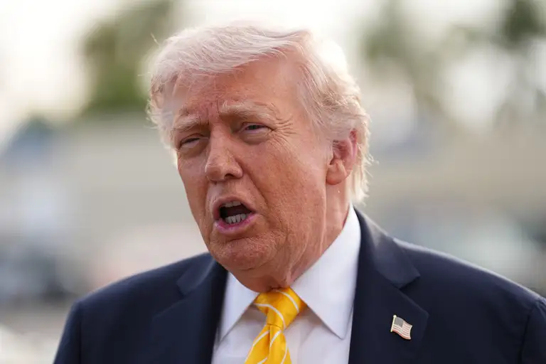 Tổng thống Mỹ Donald Trump chia sẻ với báo giới tại sân bay quốc tế Palm Beach ở Florida hôm 2-5 - Ảnh: AP
