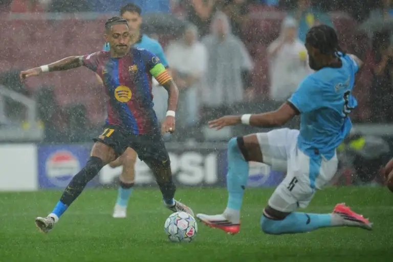 Raphinha (trái) lừa bóng trước khi ghi bàn trong trận Barca thắng Feyenoord 5-1 ở vòng phân hạng Champions League hôm 9/9, tại sân Camp Nou, Barcelona, Tây Ban Nha. Ảnh: AP