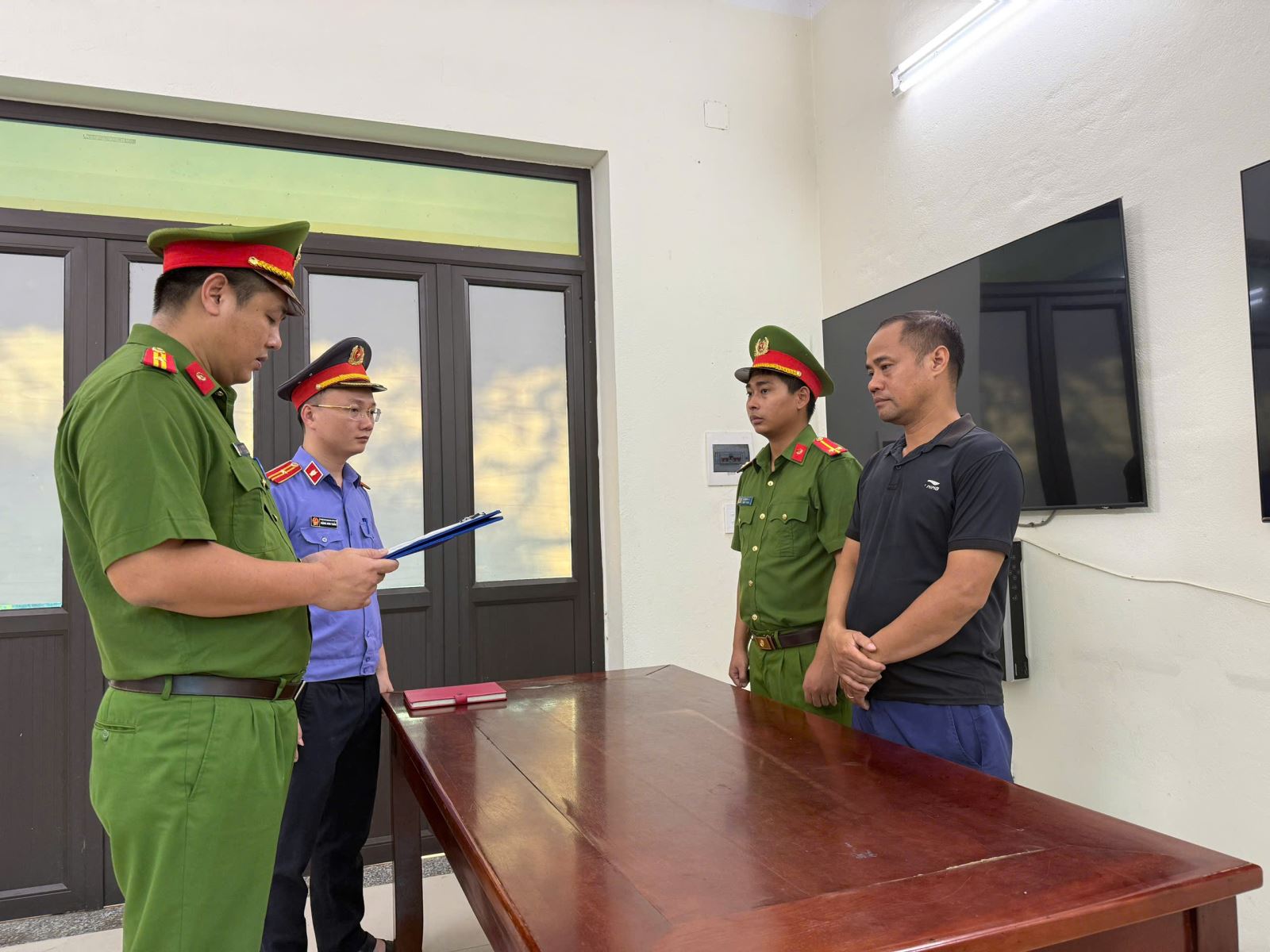 Cơ quan điều tra tống đạt các quyết định đối với bị can Chu Văn Đoàn