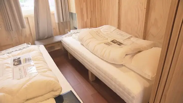 Bên trong nhà container mà ban tổ chức Asiad 20 chuẩn bị - Ảnh: Tokai TV