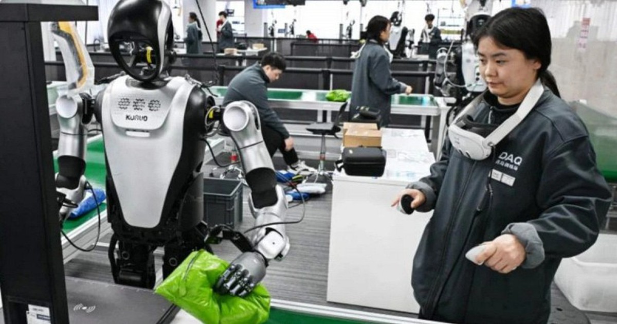 Nghề huấn luyện robot tại Trung Quốc: Rửa bát 200 lần/ngày kiếm 25 triệu, ngậm ngùi "dạy việc" cho sẽ kẻ cướp chén cơm của mình