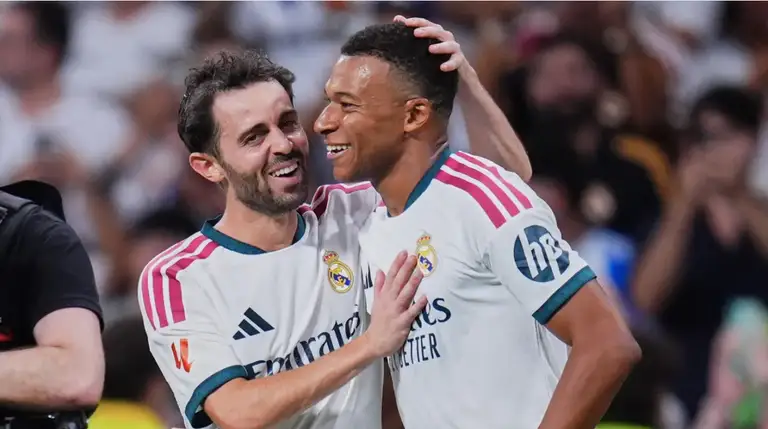 Mbappe (phải) là ứng viên hàng đầu cho danh hiệu Quả bóng vàng 2026 - Ảnh: AP