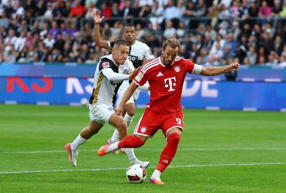 Harry Kane (áo đỏ) là ngòi nổ quan trọng khi anh đã ghi 15 bàn trong 22 lần đối đầu Arsenal - Ảnh: REUTERS
