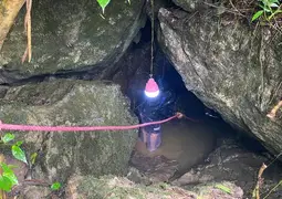 Hang Rút bị nước bao vây, 3 người mắc kẹt nhiều ngày được giải cứu