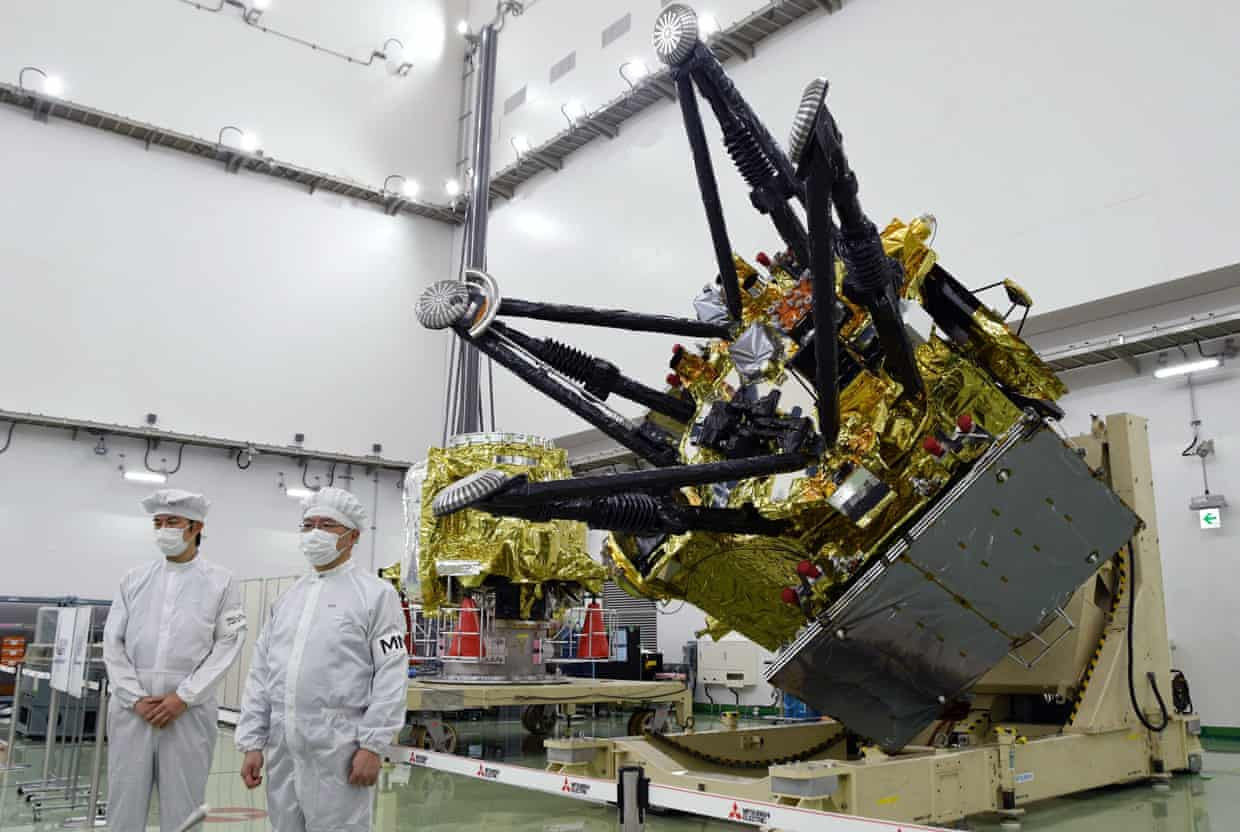 Cơ quan Thám hiểm hàng không vũ trụ Nhật Bản (JAXA) giới thiệu tàu vũ trụ phục vụ sứ mệnh thám hiểm vệ tinh sao Hỏa tại Trung tâm Vũ trụ Tanegashima hồi tháng 8 - Ảnh: AP