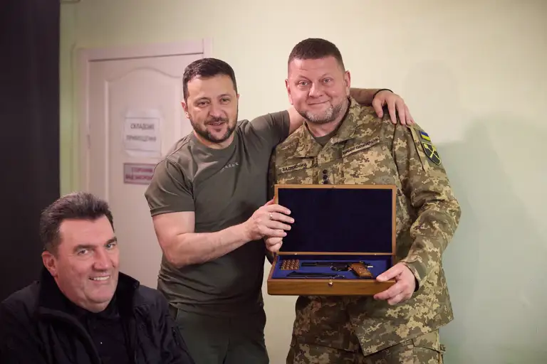 Ông Zelensky tặng quà cho đối thủ chính trị lớn nhất của mình, ông Valeri Zaluzhny, khi giữa hai người chưa xảy ra mâu thuẫn - Ảnh: AFP
