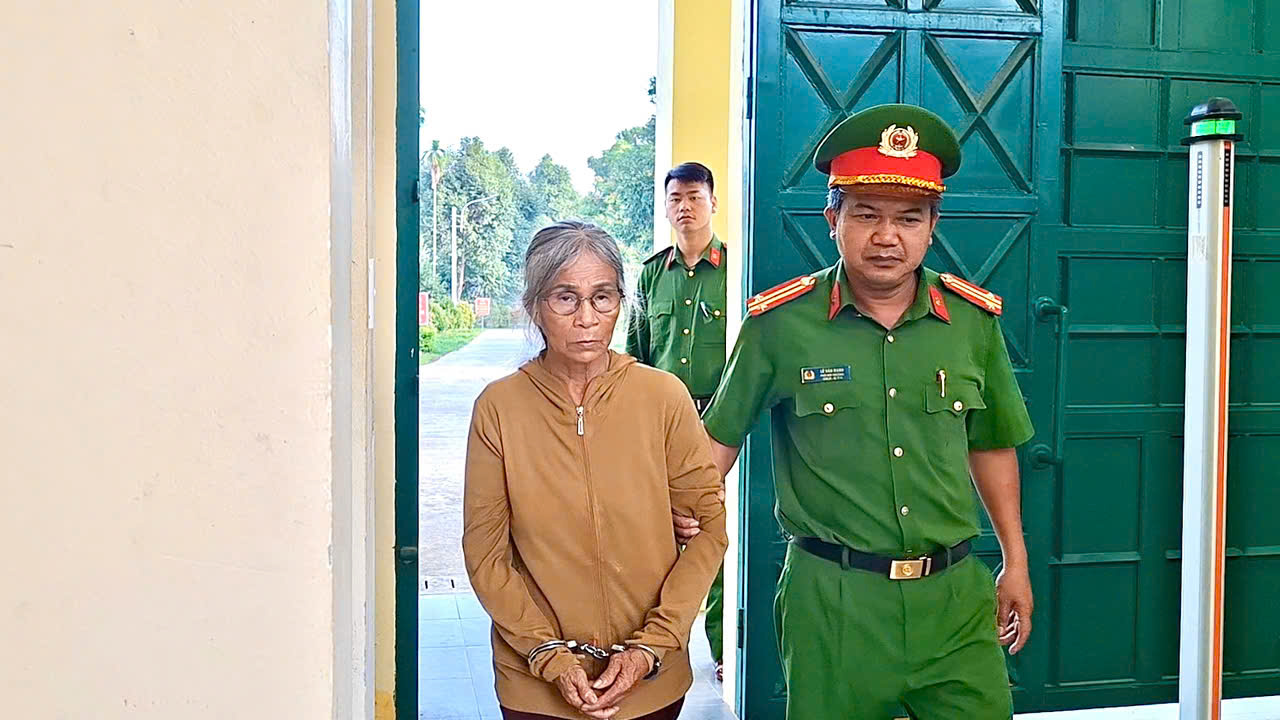 Công an di lý Nguyễn Thị Tuyết về Trại tạm giam Công an tỉnh Quảng Ngãi