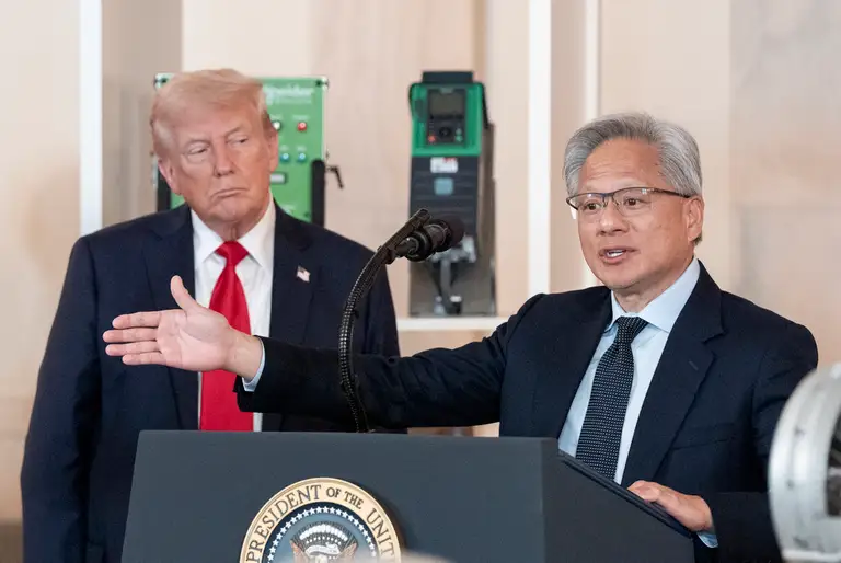 Tổng thống Mỹ Donald Trump (trái) và CEO Nvidia Jensen Huang. Ảnh: Reuters