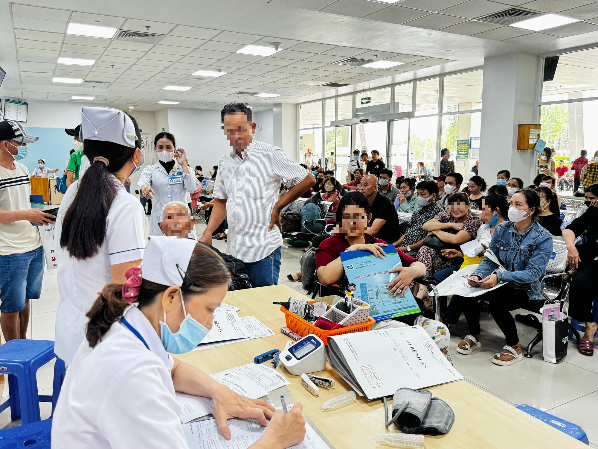 Người bệnh xếp hàng đợi đến lượt thăm khám tại Bệnh viện Ung bướu TP.HCM - Ảnh: THU HIẾN