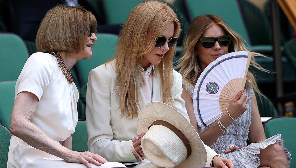 Các KOL Anna Wintour (trái), Nicole Kidman (giữa) và Sienna Miller dự khán trận chung kết đơn nam Wimbledon giữa Jannik Sinner và Alexander Zverev trên sân Trung tâm, All England Club, London, Anh, ngày 12/7/2026. Ảnh: AP