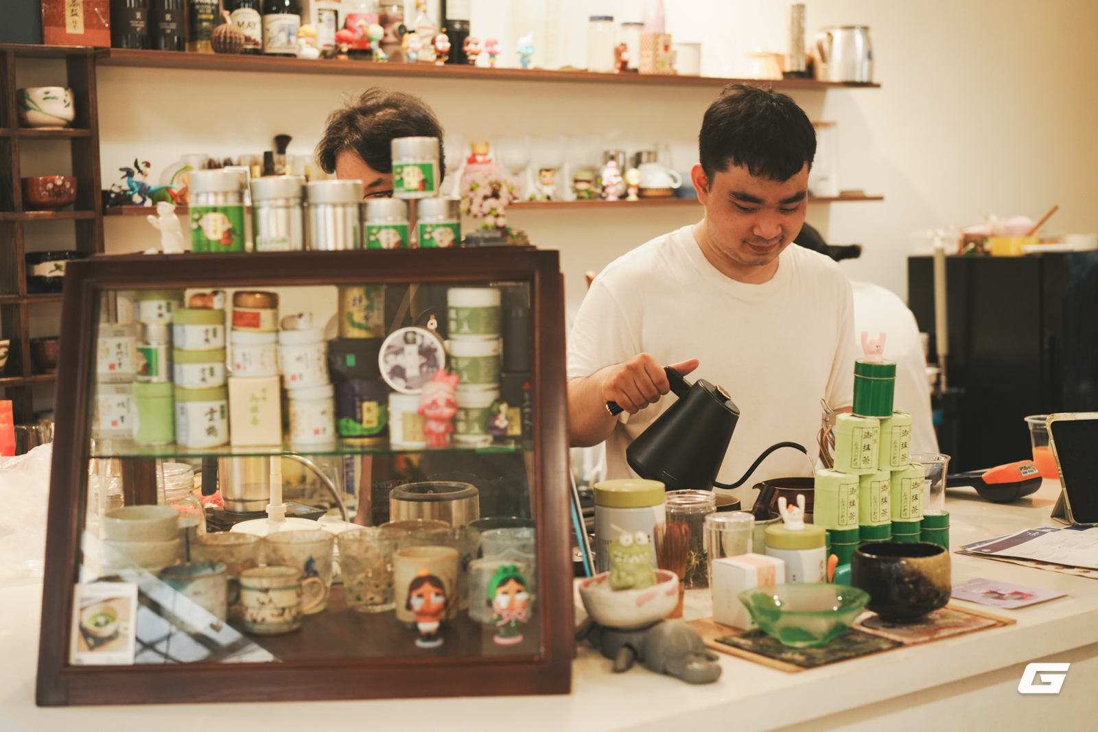 Nhân viên một quán cafe tại Hà Nội đang pha chế cho khách - Ảnh: Thế Duyệt