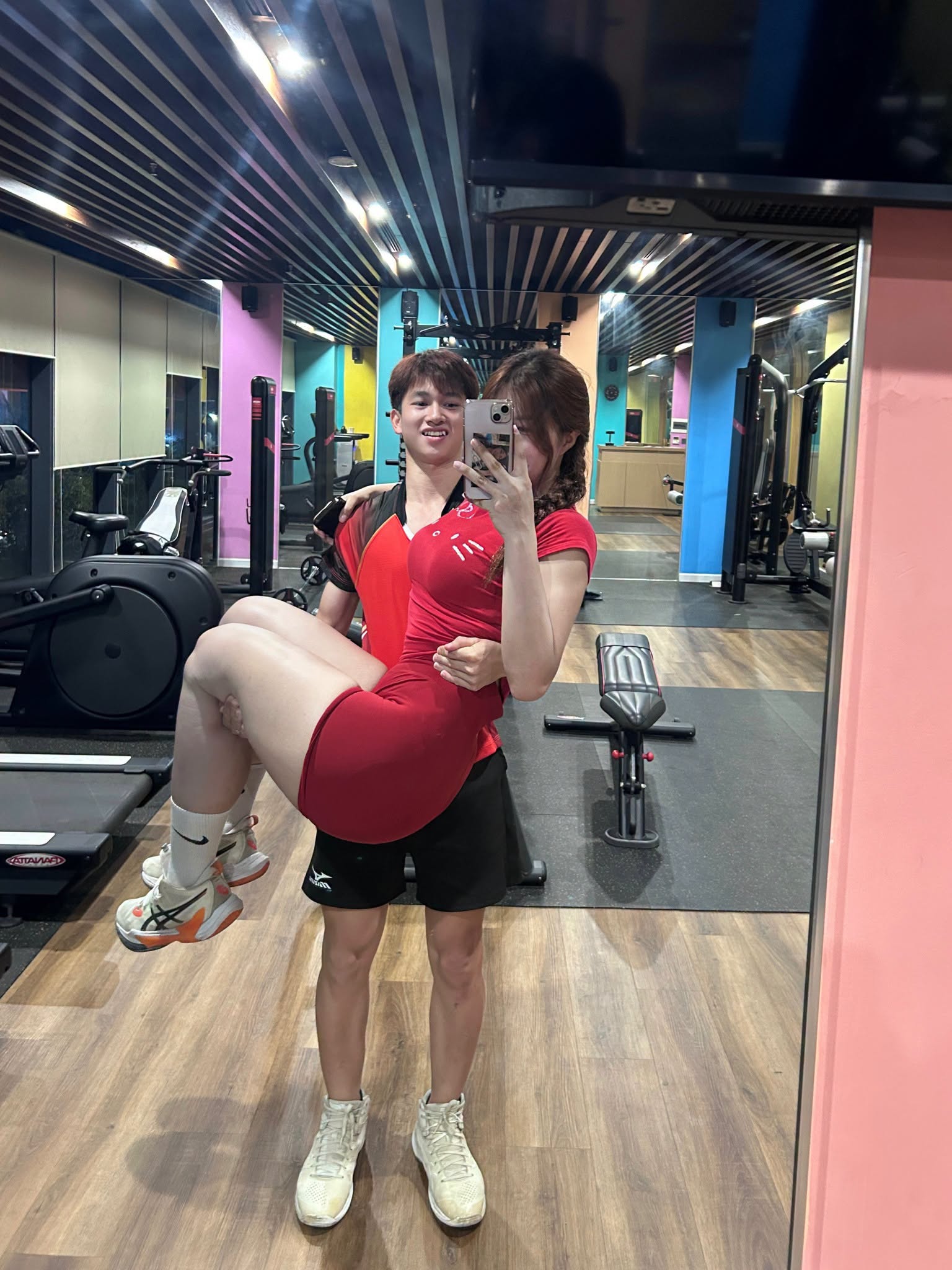Vừa mới "khoe chồng" trên MXH, Anh Thơ đã thả dáng táo bạo như thế này đây