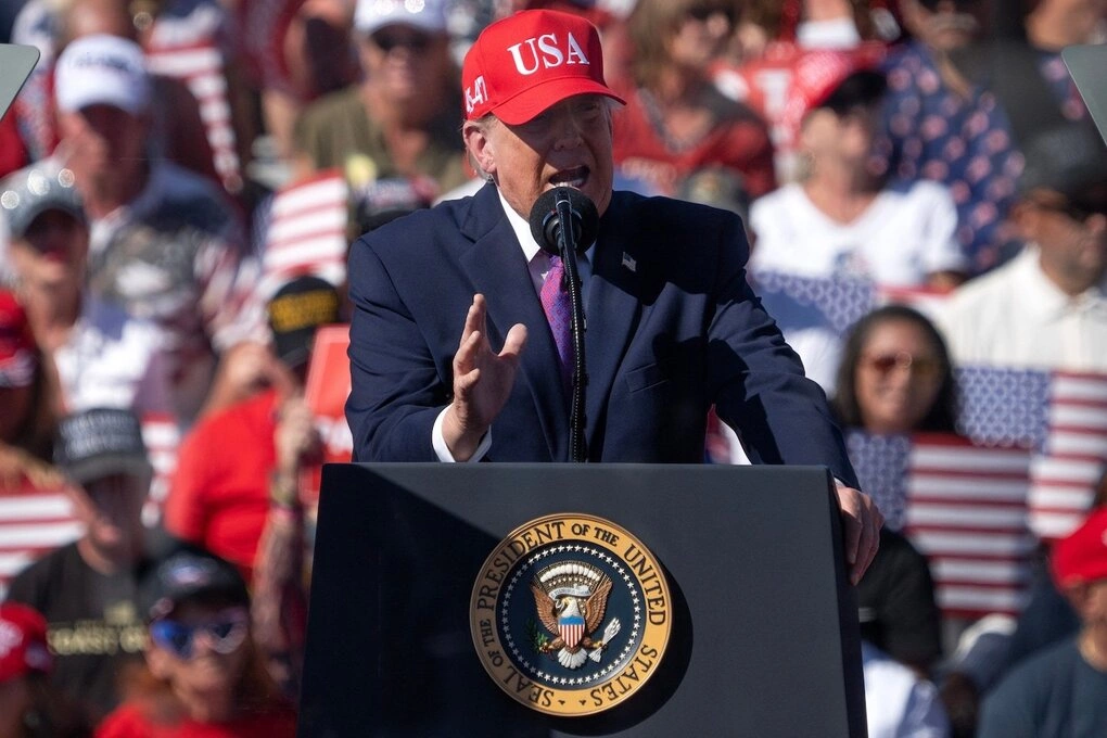 Tổng thống Trump phát biểu tại cuộc mít-tinh ở bang Arizona ngày 14/10. Ảnh: Reuters
