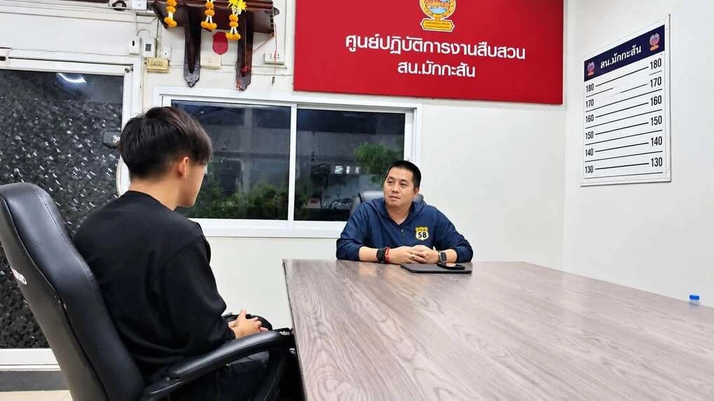 Sorn Keadsiri (trái) ra trình diện tại đồn cảnh sát. Ảnh: Thai Enquirer