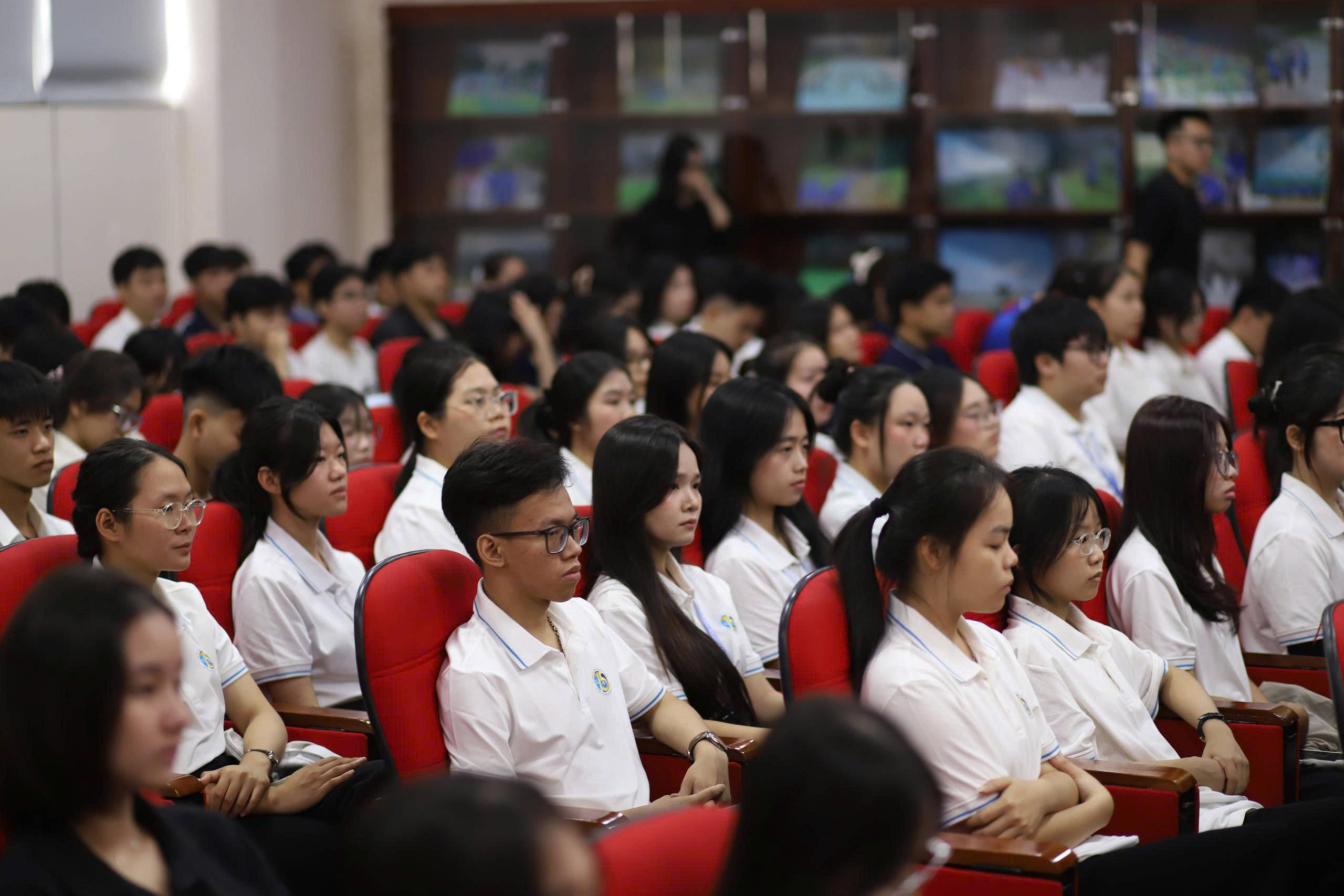 Người trẻ, đặc biệt là sinh viên, tuy am hiểu công nghệ vẫn dễ trở thành nạn nhân của các đòn tấn công tâm lý dẫn đến sập bẫy lừa đảo trực tuyến