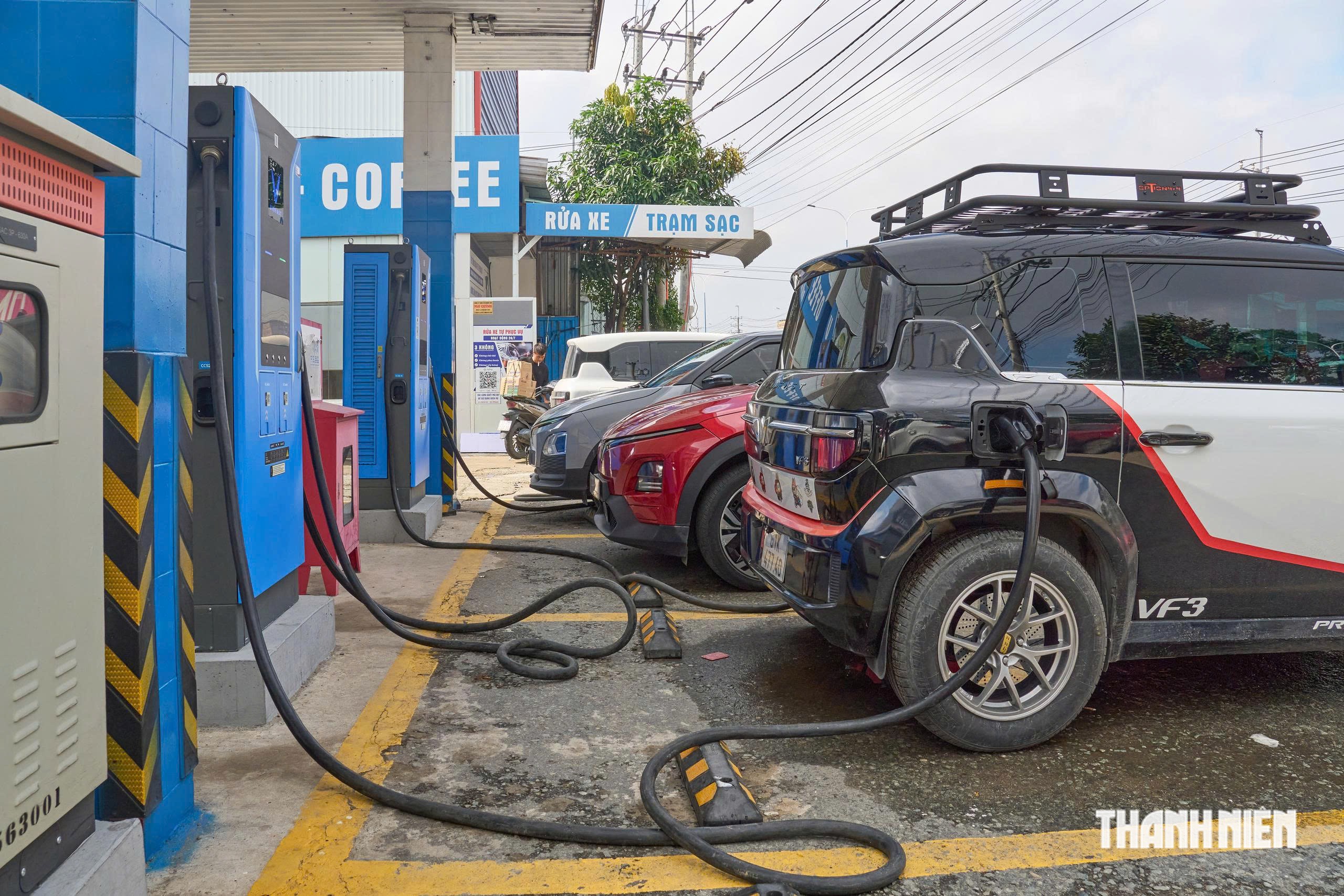 Thời gian sạc phụ thuộc vào ba yếu tố chính: dung lượng pin, công suất bộ sạc và khả năng tiếp nhận điện của ô tô