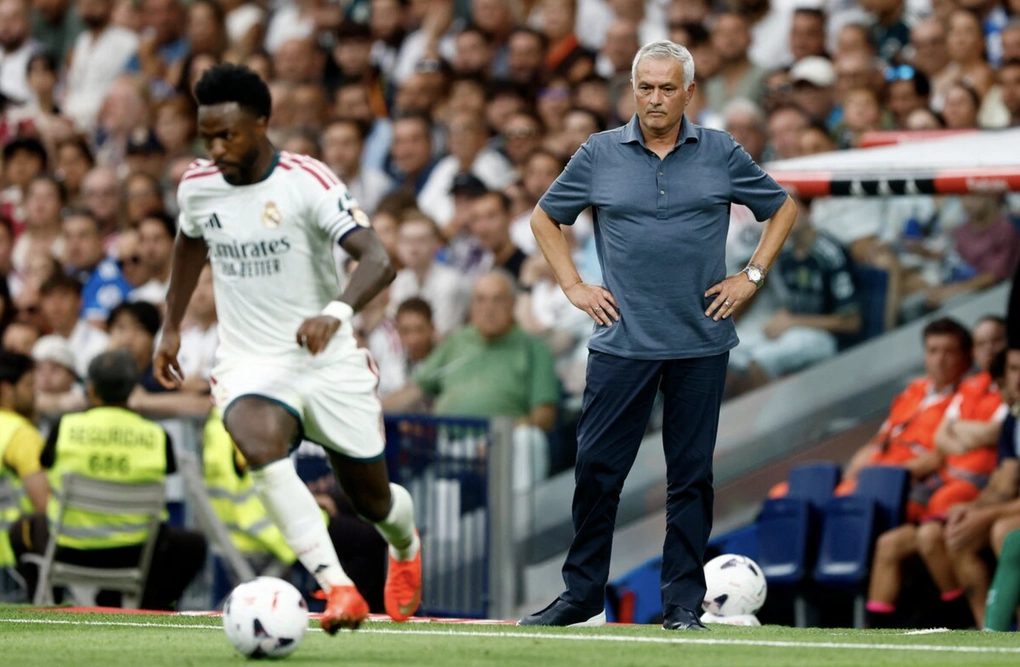 HLV Jose Mourinho (phải) quan sát khi Vinicius đi bóng trong trận Real thắng Malaga 4-0 ở La Liga trên sân Bernabeu, Madrid, Tây Ban Nha ngày 30/8/2026. Ảnh: Reuters