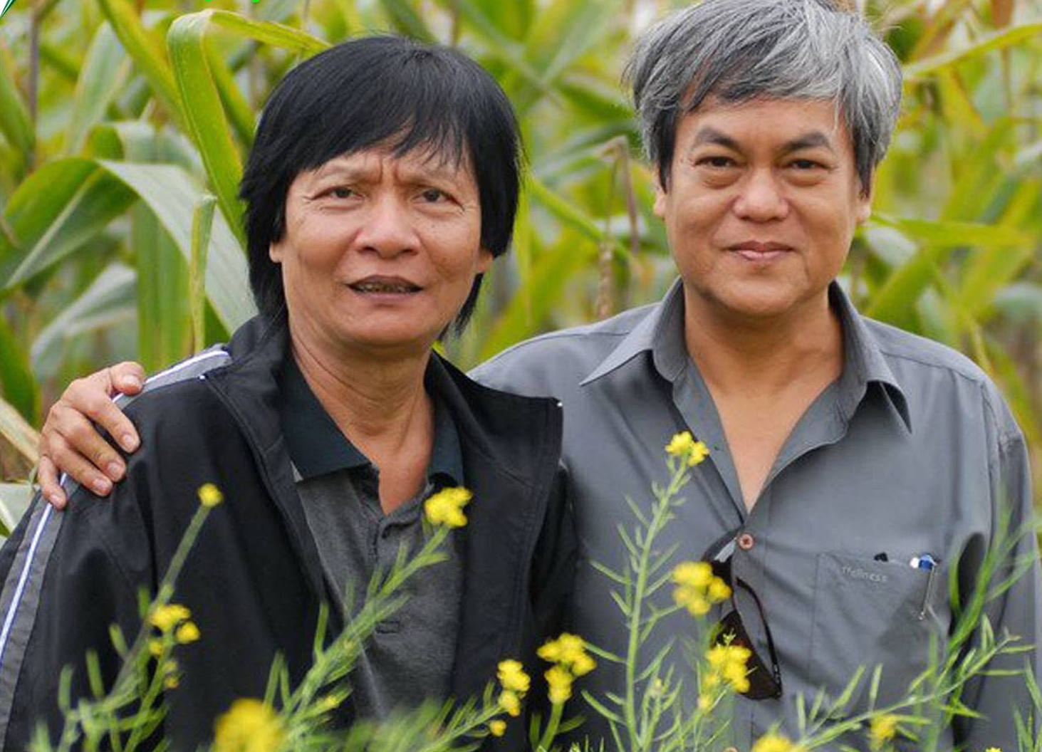 Đoàn Thạch Biền (trái) và Nguyễn Đông Thức là hai nhà văn từng phụ trách tập san Áo Trắng - Ảnh: FBNV